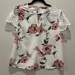 Light weight top with lace sleeves, Size M, white with flowers, NWOT